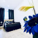 Beautiful 2Br And 1Lr Apartment 10 Minutes To St Stephens